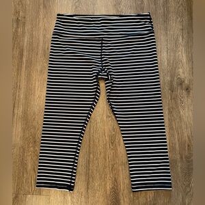 Scorpio Sol Capri Athletic Leggings